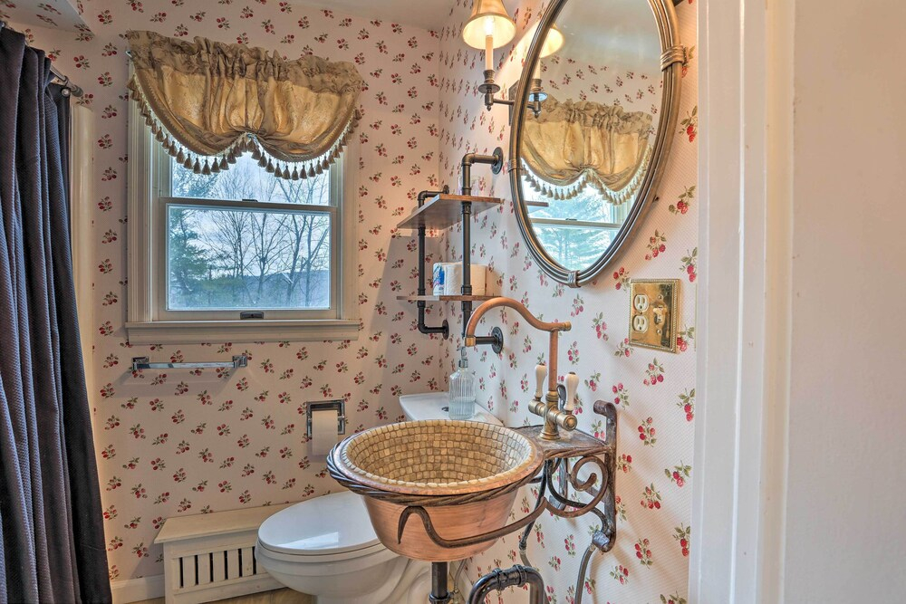 1 Mi to Lake Wallenpaupack: Spacious Poconos Villa