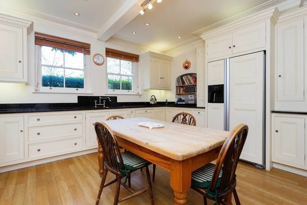 Veeve - Traditional Wimbledon Village