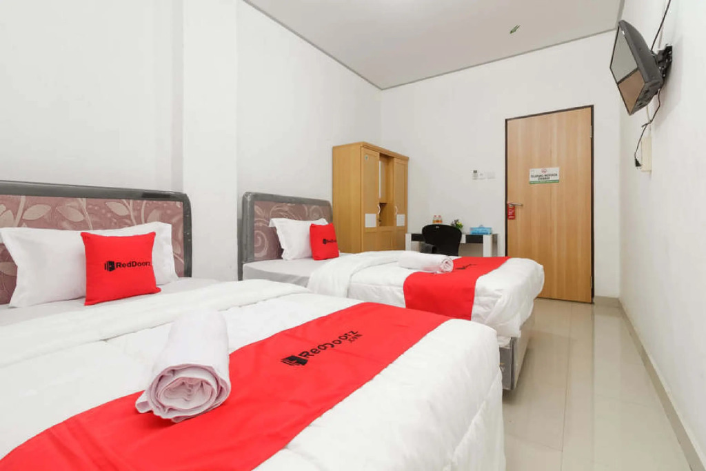 RedDoorz near RSU Suaka Insan