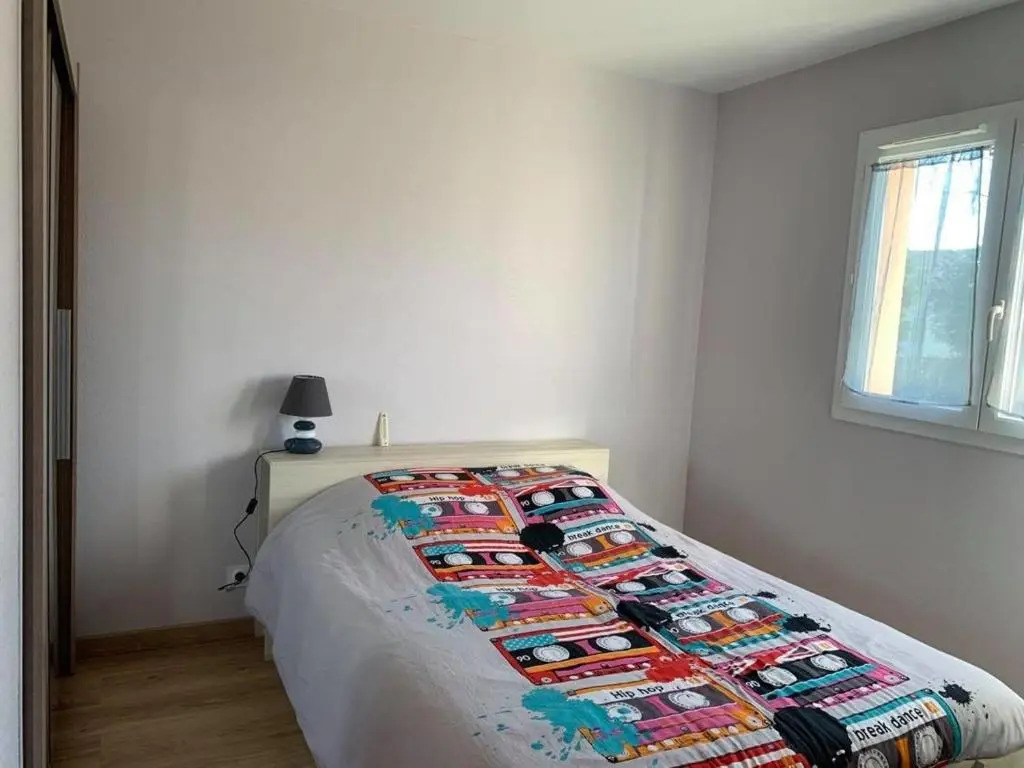 Maison Confortable avec Clim, Terrasse et Jardin - 6 Pers, Proche Lac et Plages - FR-1-319-425