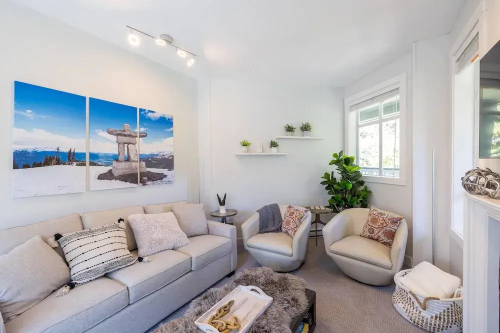 Panoramic Views from this gorgeous 2 Bed Property - Village Location