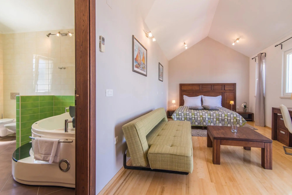Gumonca in Supetar with 6 bedrooms and 5 bathrooms