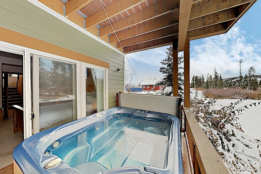 Classy W/ Private Hot Tub & Garage 3 Bedroom Condo