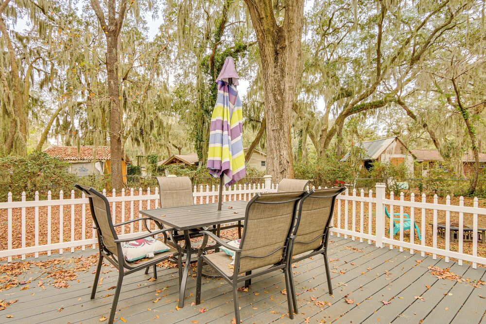 5 Mi to Historic Dtwn Beaufort: Family Gem w/ Yard