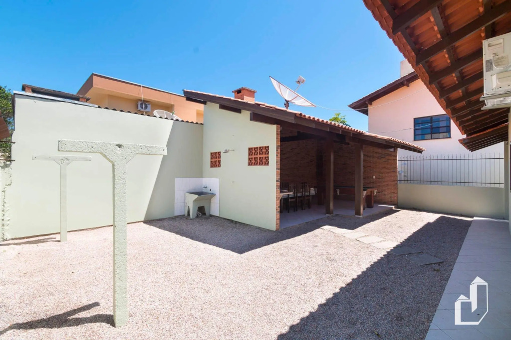 Casa térrea com 03 dormitórios