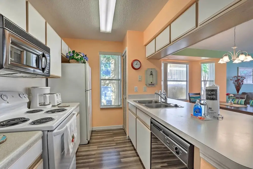 Bright Kissimmee Condo < 6 Mi to Disney World