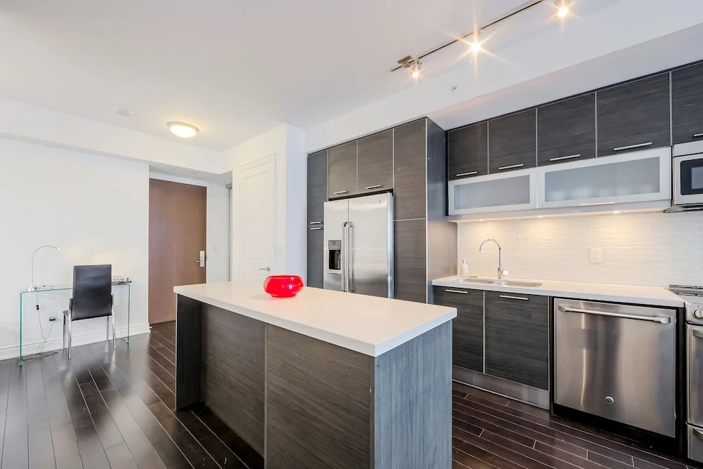 Atlas Suites - Bay & College