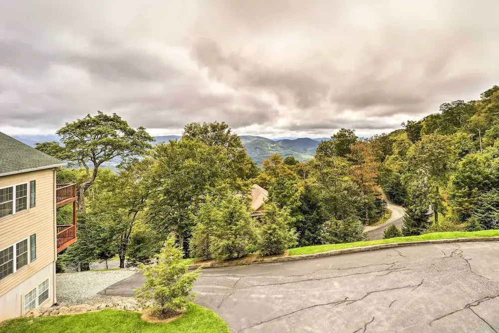Scenic Views! Ski-in/ski-out Condo in Beech Mtn