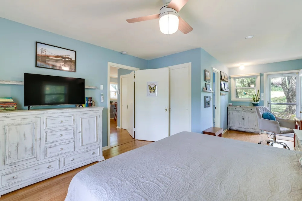 Lakefront Cottage by Little Golden Gate Bridge