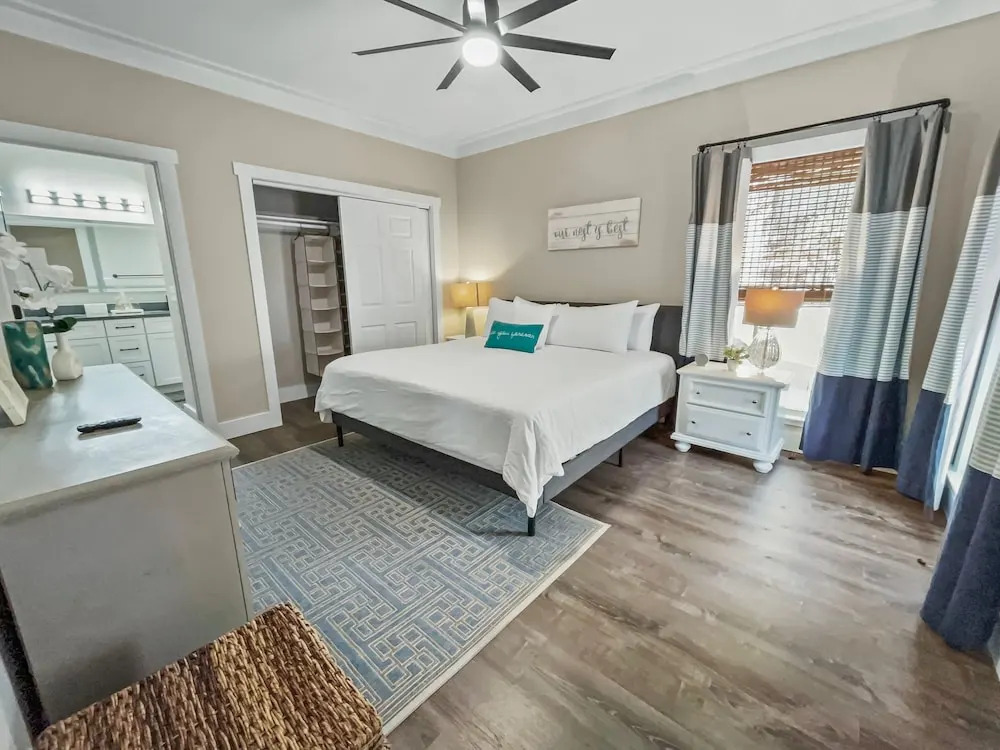 Pinewood Cottage 2 Bedroom Home by RedAwning