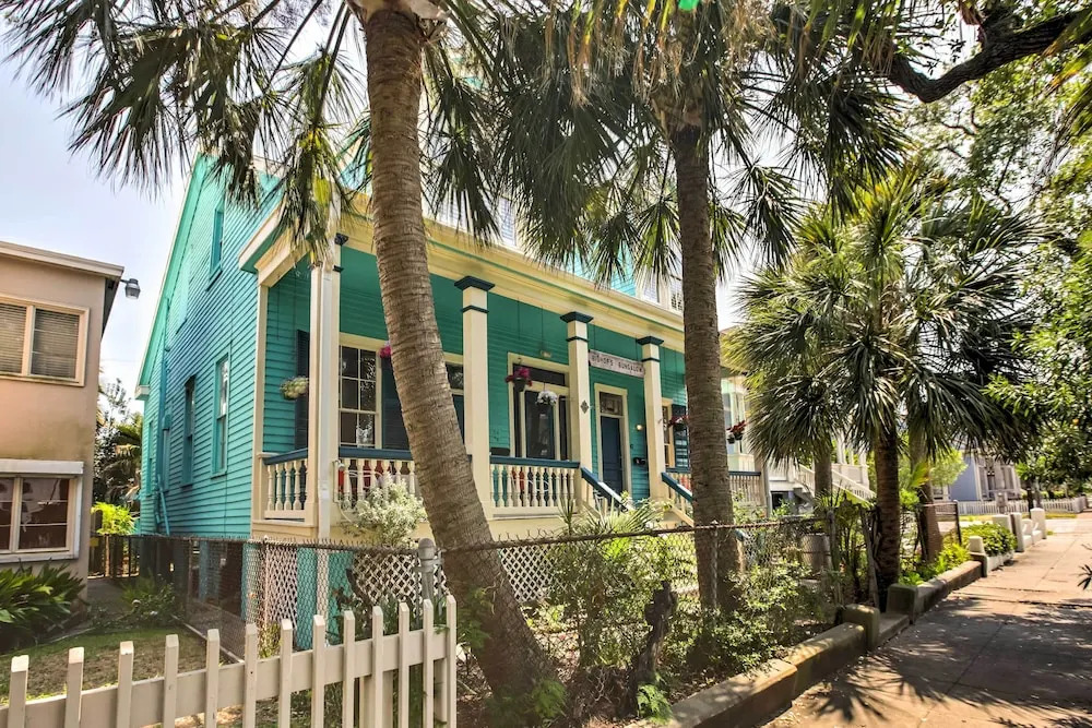 Vintage Galveston Apt < 1/2 Mi to Porretto Beach!