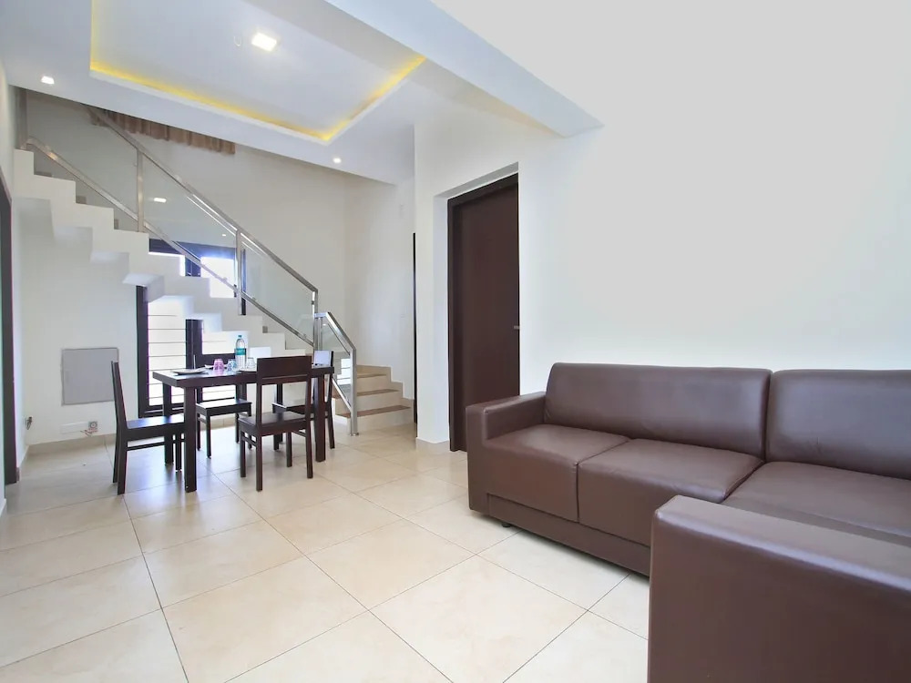 OYO 13915 Albis Ville