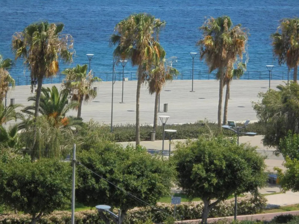 Kermia Court - Beach-front, modern 2 bedroom -sleeps 6