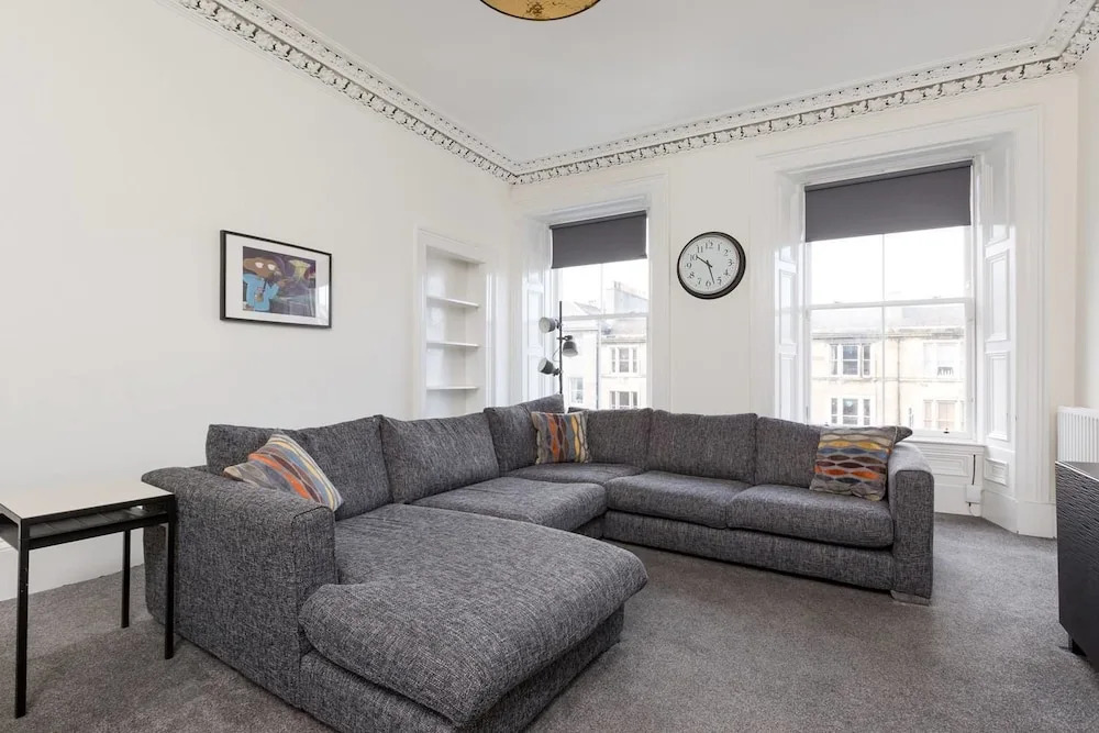 Elegant 3 Bedroom Central Apartment W/Castle View