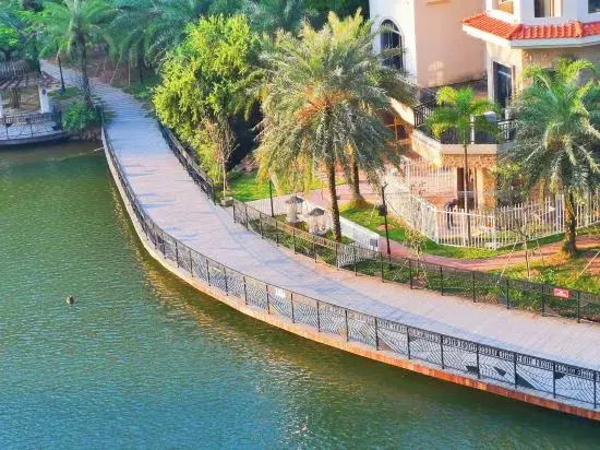 Orange Lakeside Apartment Hotel