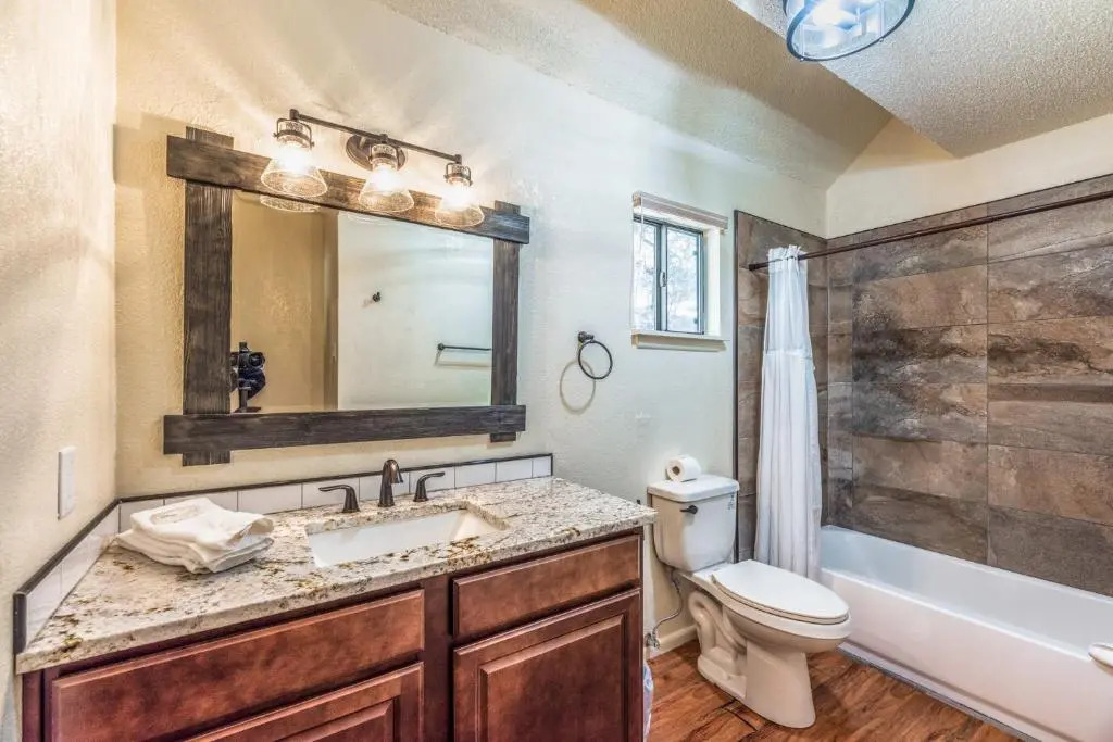 Cabin on the Creek, 2 Bedrooms, Sleeps 6, Hot Tub, Fireplace, Pet Friendly