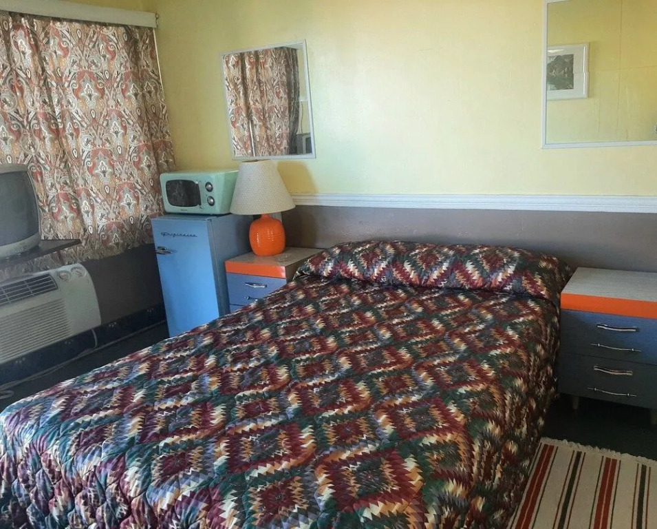 HARRYS MAN CAVE - A Vintage Motel on the Historic 395 route - The New Star Motel Experience