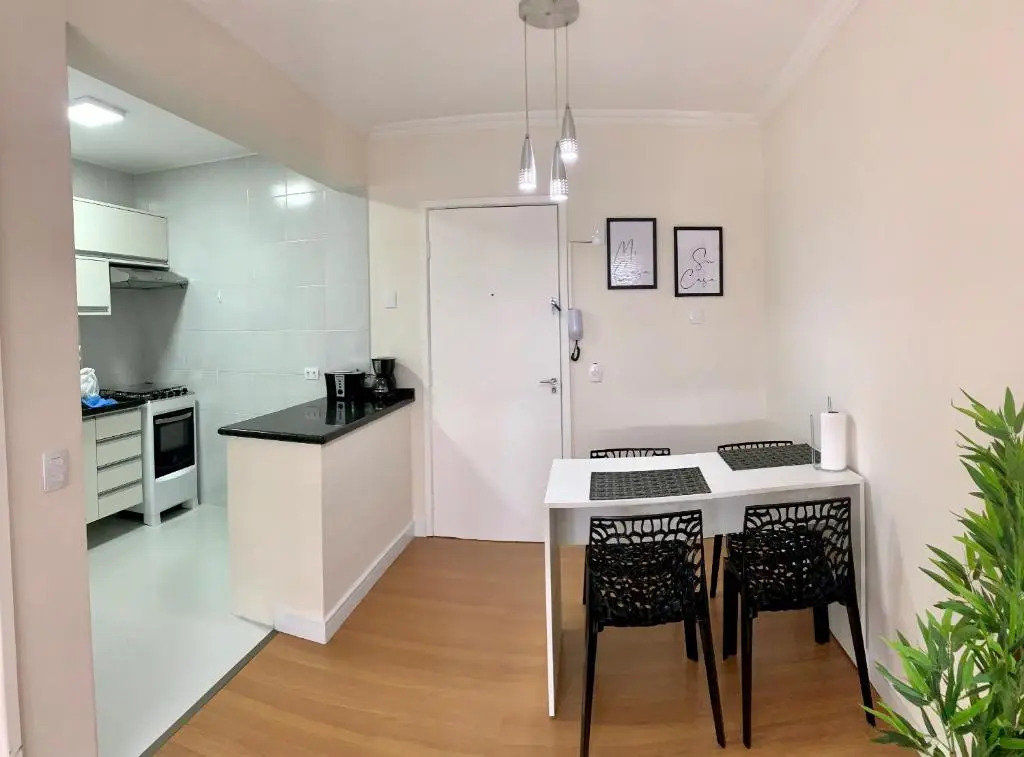 205- Apartamento 1 quarto suite, Encantador, amplo e decorado, mobiliario moderno, cozinha completa com utensílios , Excelente vista da cidade e localização privelegiada no bairro Bigorrilho ,