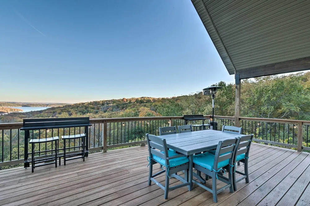 Pet-friendly Branson West Lodge w/ Hot Tub!