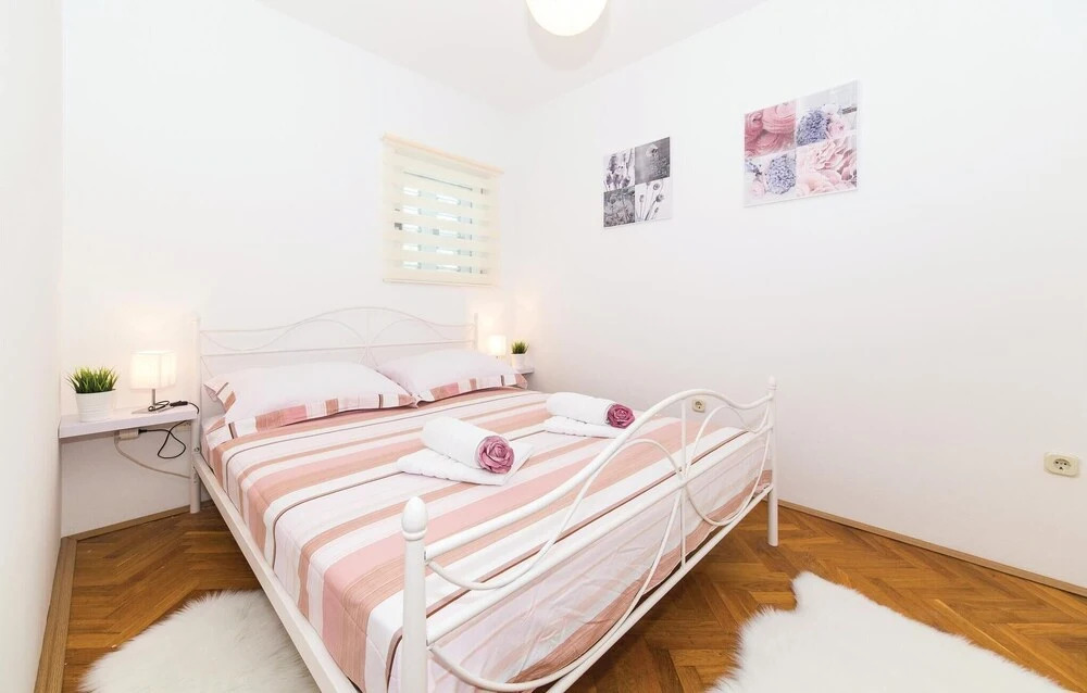 Four-Bedroom Holiday Home In Kastel Gomilica