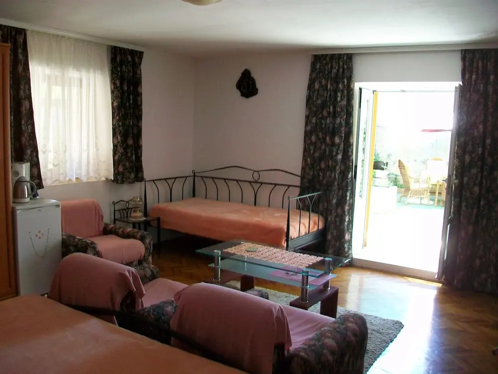 Apartments and Room Rukonic