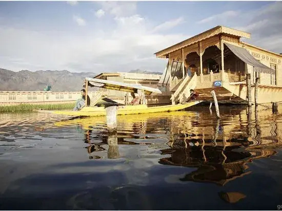 Houseboat Appolo Eight