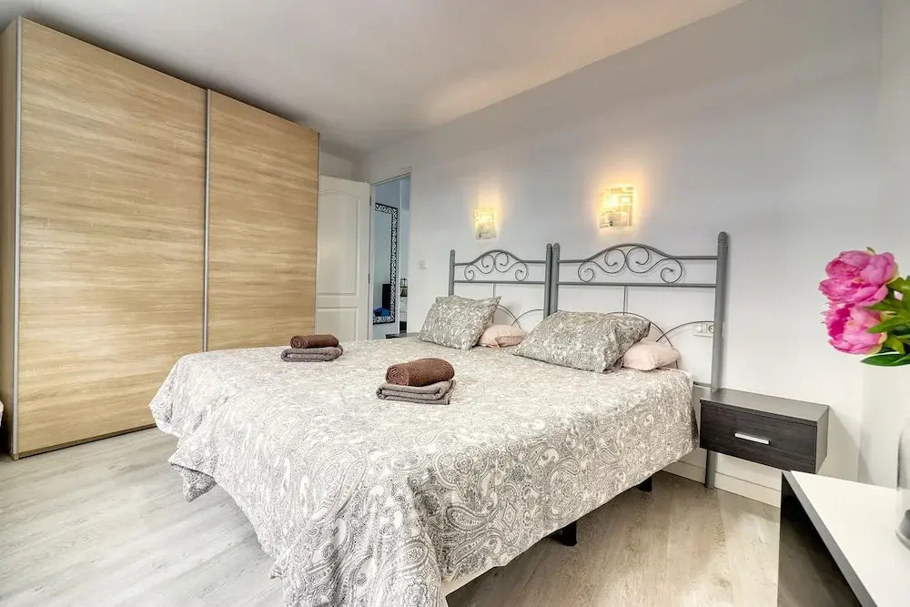 Spacious Central Apt w Private Parking Ocean View