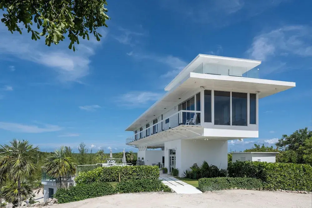 Beachfront Beauty: Luxury Estate With Infinity Pool And Spa