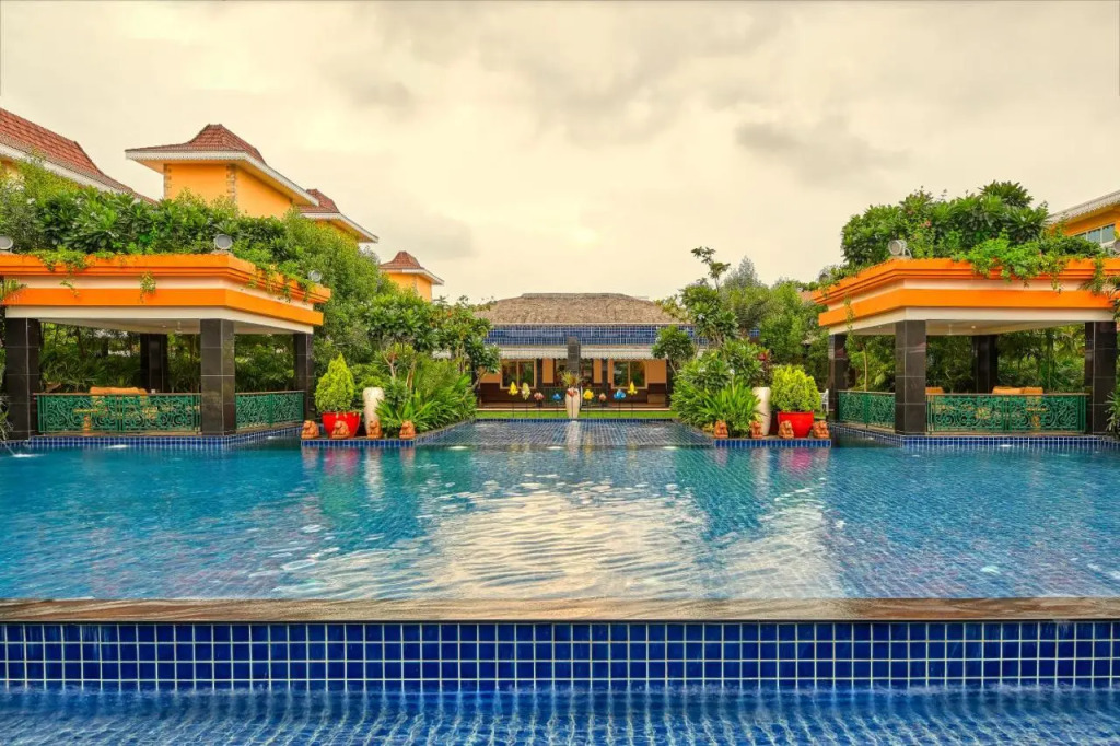 MAYFAIR Lake Resort