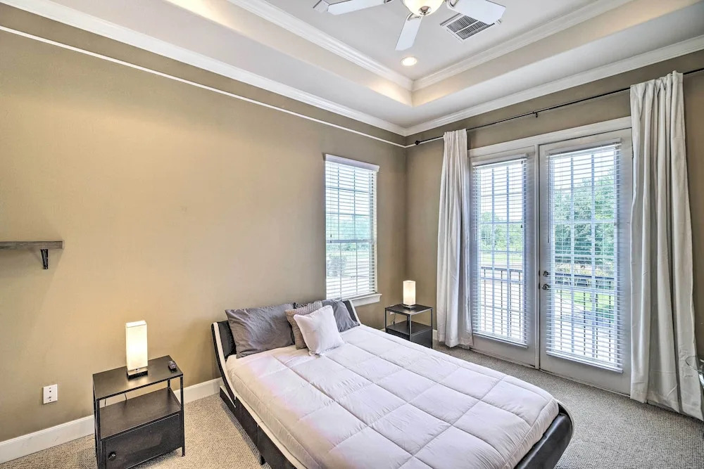 Pet-friendly Houston Home - 3 Mi to NRG Stadium!