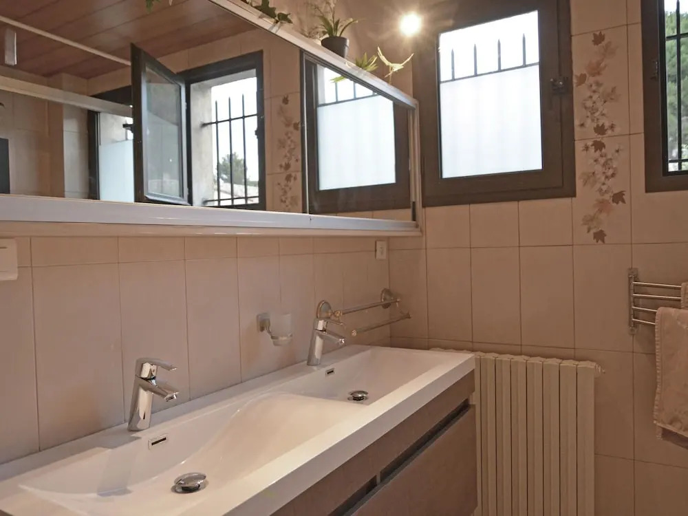 Single storey cottage with view on the Medieval city