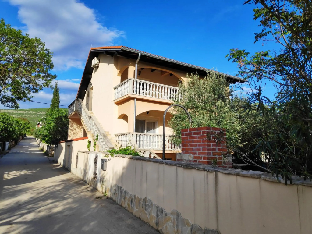 Villa Punta Blava, very quiet, amazing mix of mountain and sea air, ideal for health recovery, beach front, floor heating, internet