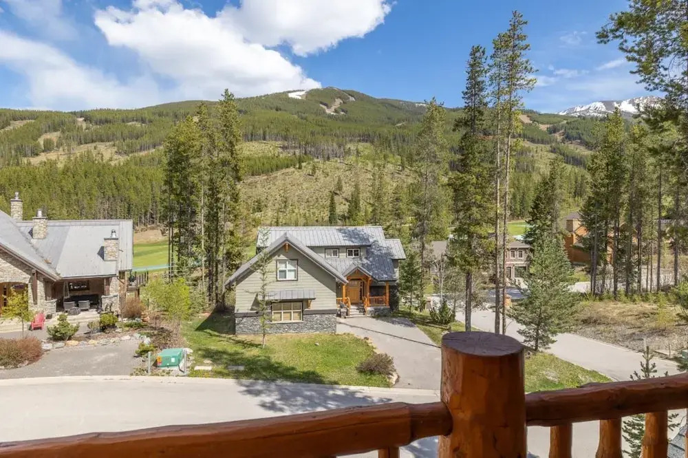 MODERN 4,500 sqft Ski Chalet: 5 Br + 6 Ba | Pool Table | Pool + PRIVATE Hot Tub