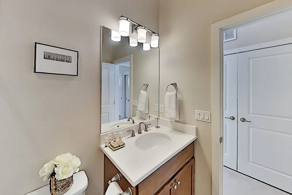 68jwdiq5 2 Bedroom Condo