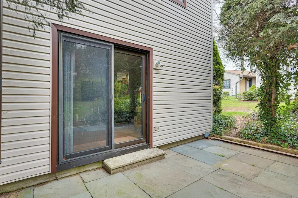 Quaint Bristol Townhome ~ 14 Mi to West Hartford!