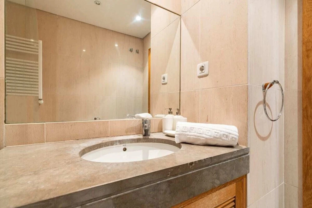 Relax 1bdr Apt by the River W/balcony & Parking!