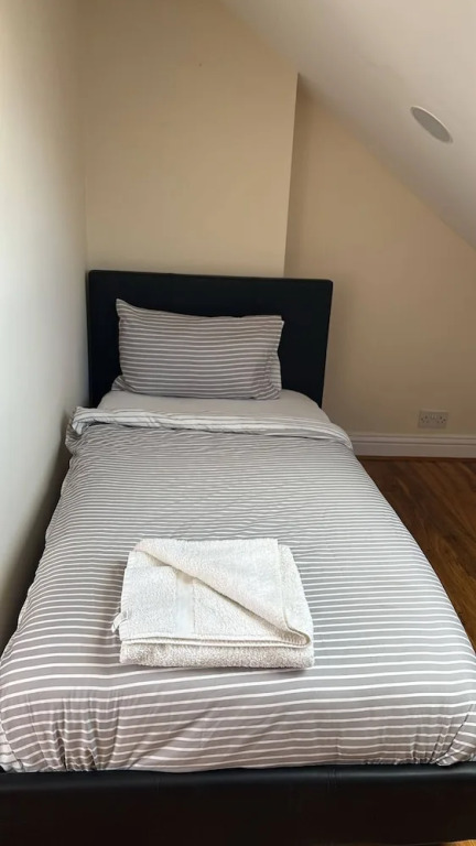 Large & Cozy 5-bed House in a Quiet Dagenham Area