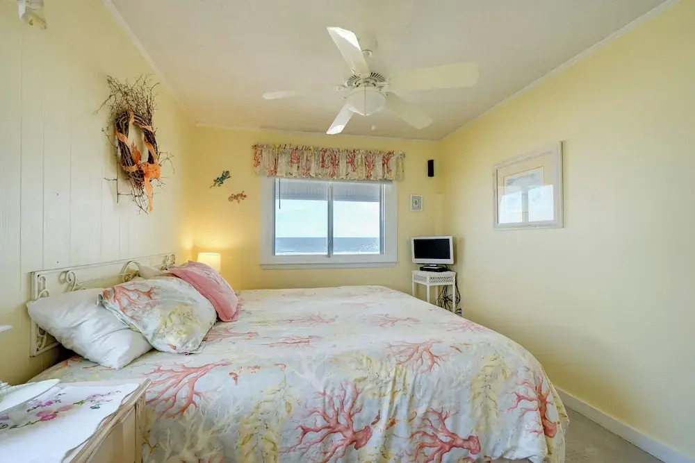 Peaceful 'cottage By The Sea' Oceanfront Home!