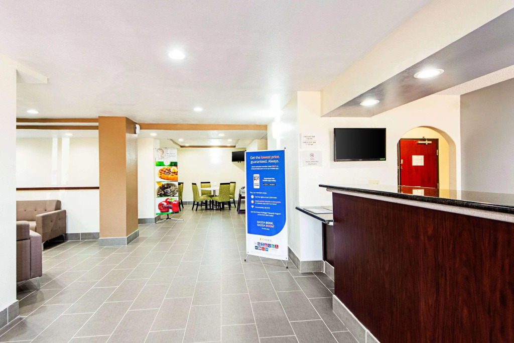 Econo Lodge Inn & Suites
