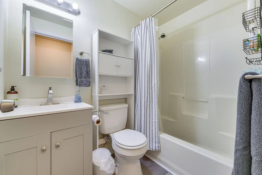 Olympia Home w/ Deck ~ 7 Mi to Amtrak Train!