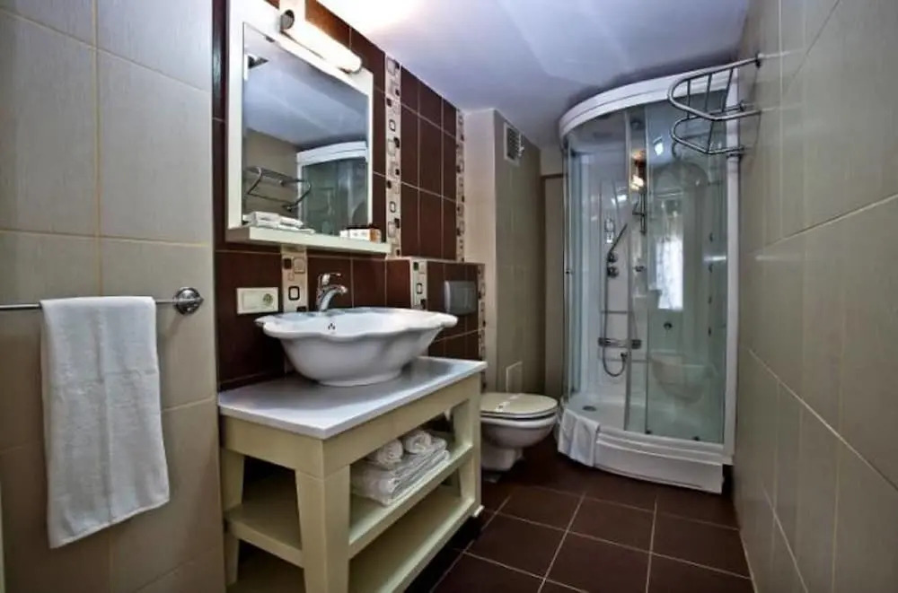 Q Inn Hotel