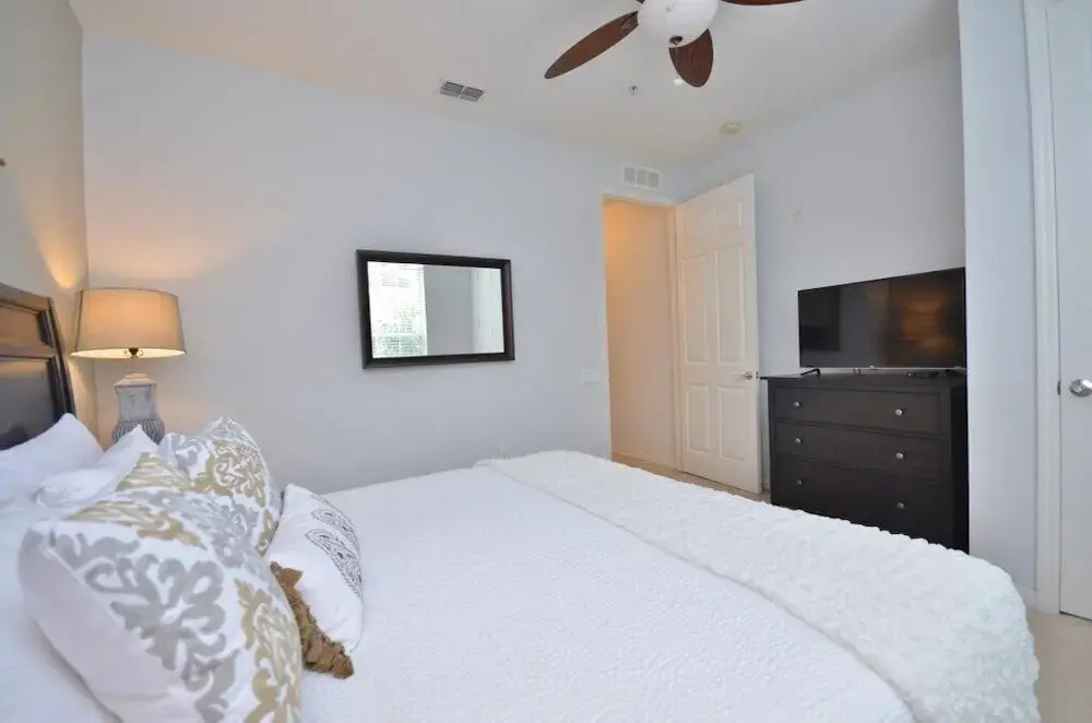 Beautiful Modern Condo, Near Parks-2012