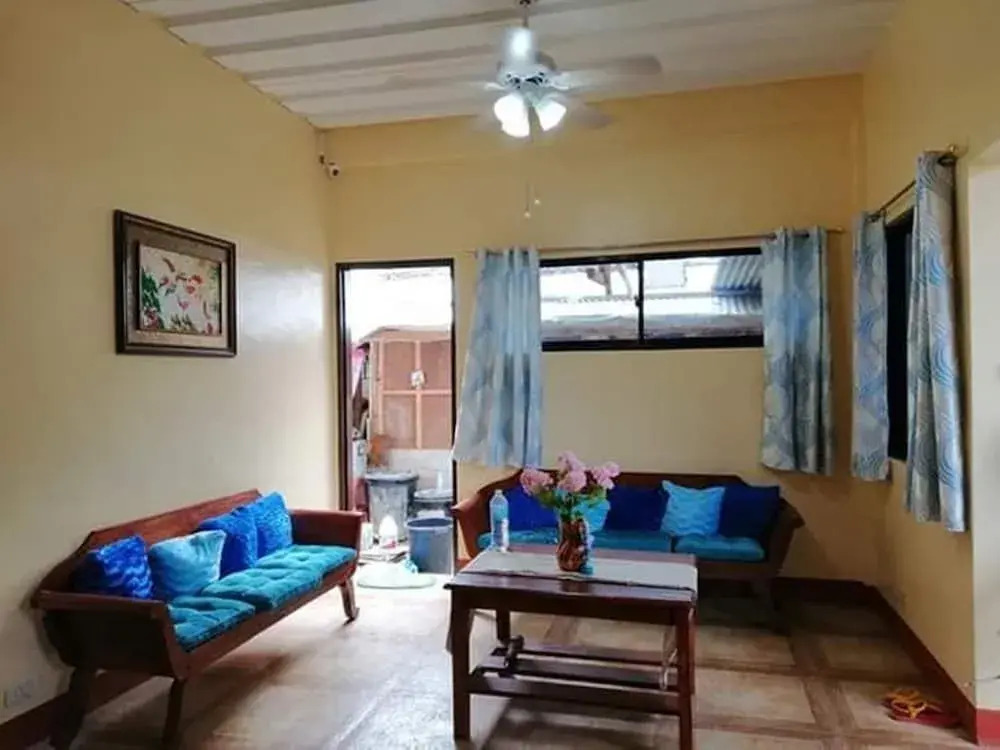 Yolly's Tourist Inn - Hostel