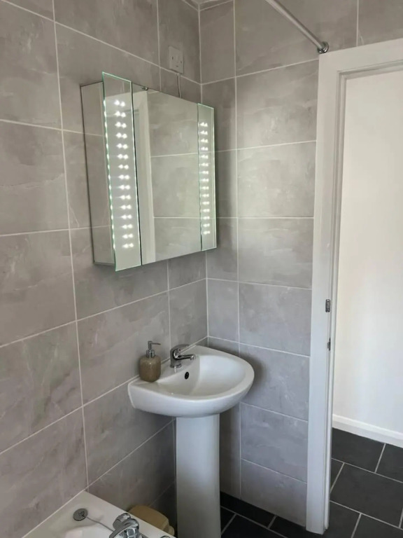 Inviting 3-Bed Apartment in Southend-On-Sea