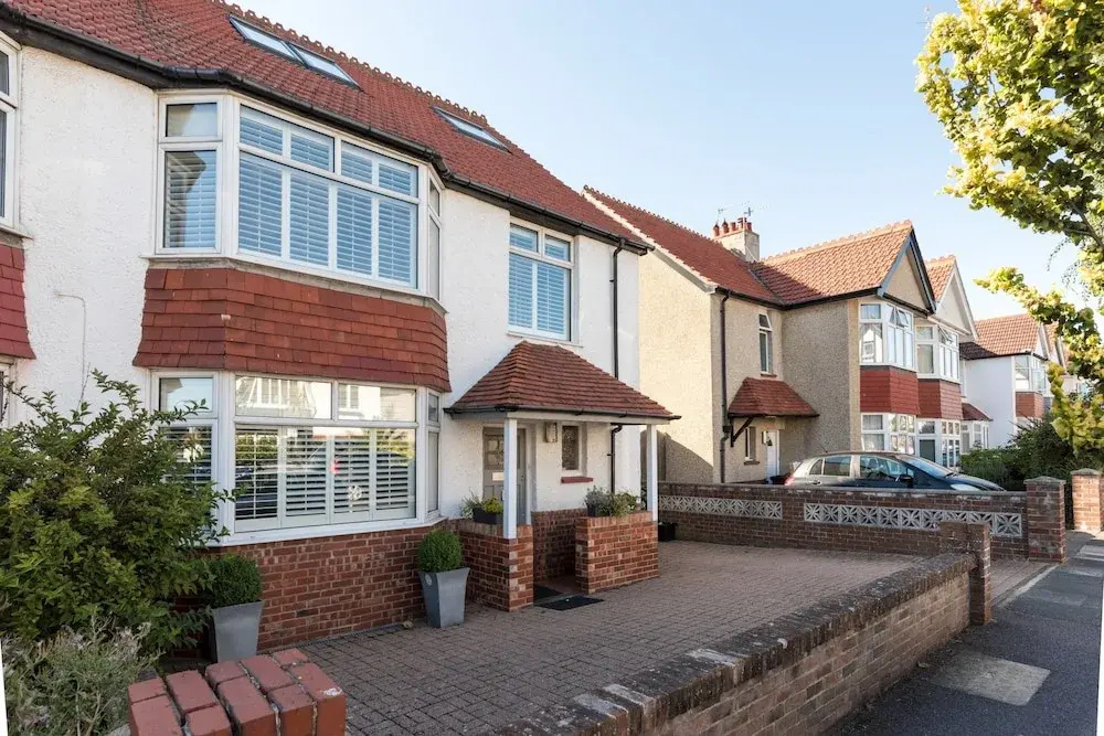 3 Bedroom Home With Garden Near The Beach