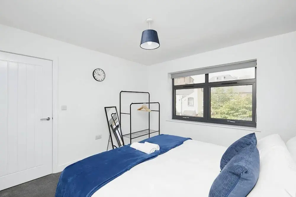 Modern 2 Bedroom House With Free Gated Parking