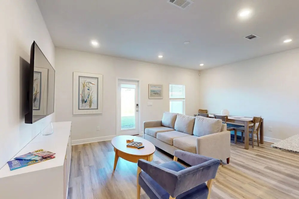 3 BR Townhome w/ W & D, AC, Wifi, Near Beach