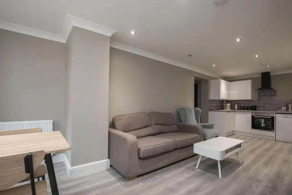 Charming 2-bedroom Apartment in Central Kingston Upon Thames