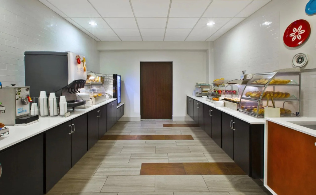 Holiday Inn Express & Suites Manchester by IHG