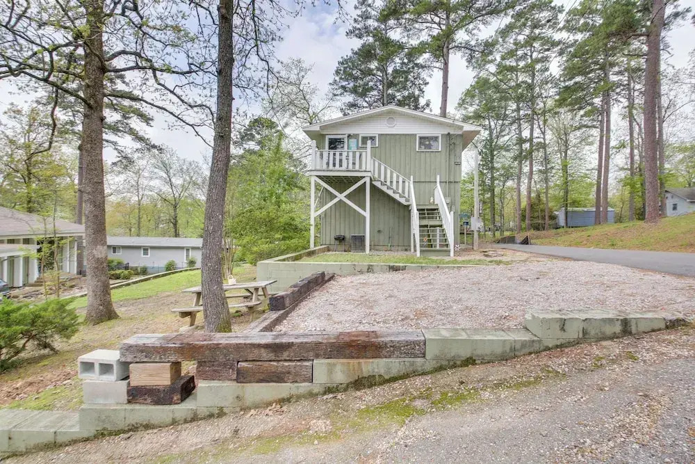 Cozy Lake Cabin w/ Dock in Hot Springs Natl Park
